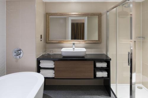 希灵登伦敦希思罗机场万丽酒店的一间带水槽和镜子的浴室