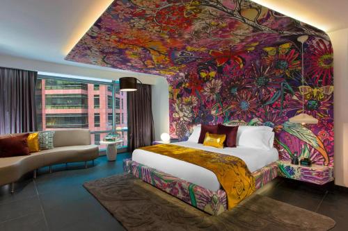 波哥大波哥大W酒店的卧室的墙上挂着一个大花壁画