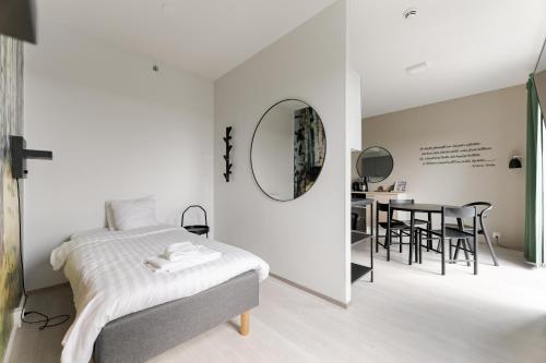 康阿斯阿拉Serviced Apartments Kuohu Kangasala by UHANDA的一间卧室配有一张床和一张桌子及椅子