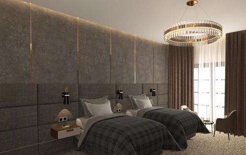 凡城Elite World GO Van Edremit的一间卧室配有两张床和吊灯。