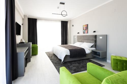 北马马亚-讷沃达里Hotel Javu的一间卧室配有一张床和一张绿色沙发