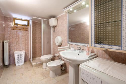 莫诺波利La casa di pietra location Rosy的一间带水槽、卫生间和镜子的浴室