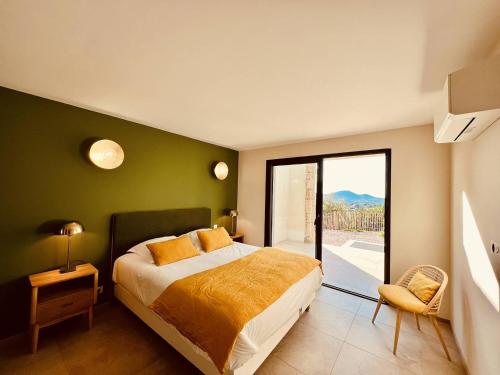 AfaCasa di Bà - villa 2 chambres avec piscine à 10 minutes des plages的一间卧室设有一张床和一个大窗户