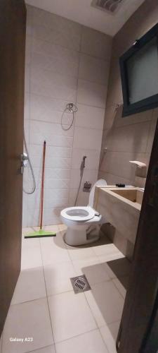 麦加مكارم الدار的一间带卫生间和水槽的浴室