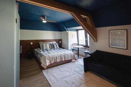 奥德多普Café Koophandel的一间卧室设有一张床和蓝色的天花板