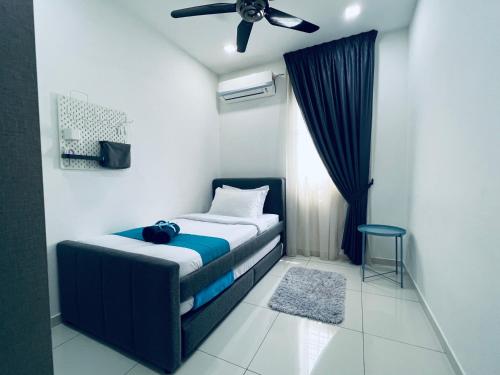 吉隆坡Kama Homestay @Wangsa Maju的一间卧室配有一张床和吊扇