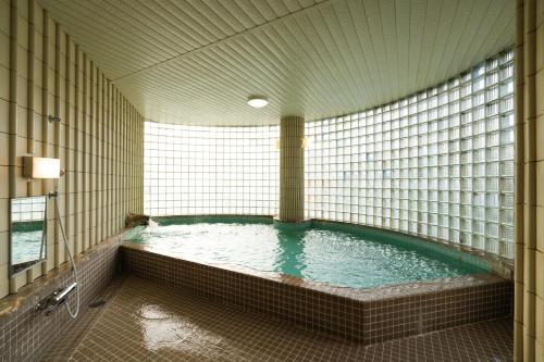 山口Business Hotel Ueno的大房间里有一个大水池
