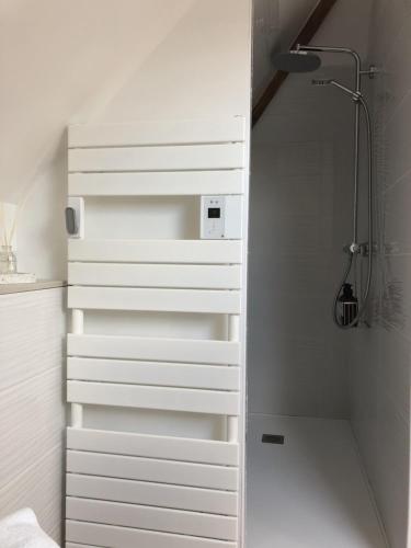 索特维尔鲁昂Les clés d'à côté - maison d'hôtes proche Rouen的浴室配有白色抽屉和淋浴。
