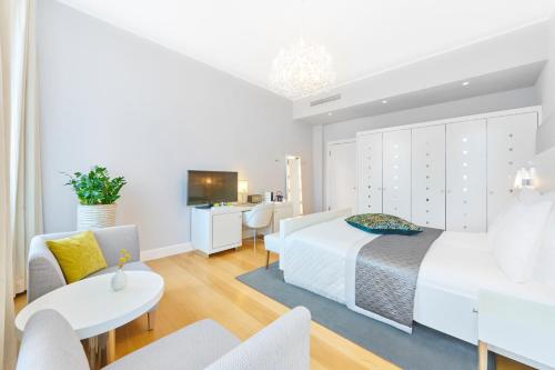 代德斯海姆凯特绍尔霍夫酒店的一间卧室设有一张床和一间客厅。