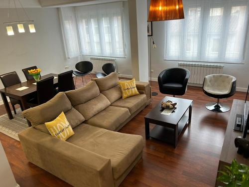 卡拉奥拉Apartamento La Cava的客厅配有沙发和桌子