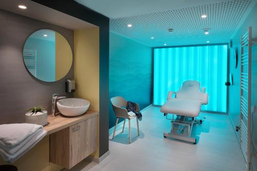 里昂DOMITYS LYON LA MANUFACTURE的一间带水槽和镜子的浴室