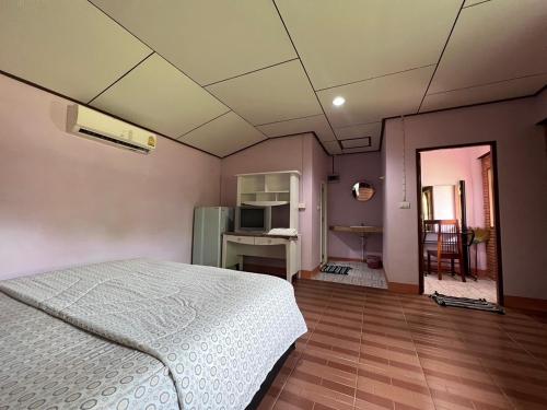 象岛Phet Ban Suan Hotel的一间带白色床的卧室和一间厨房