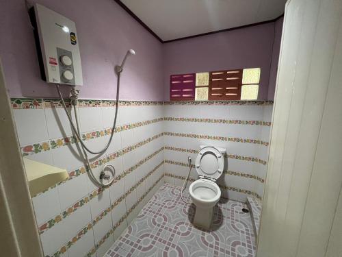 象岛Phet Ban Suan Hotel的一间带卫生间和淋浴的浴室