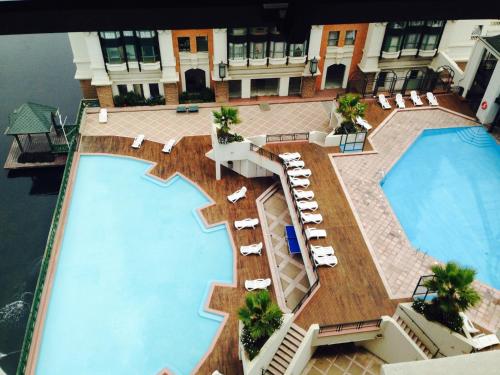 维纳德马Departamento en Condominio Puerto Pacífico的享有酒店空中景致,设有2个游泳池