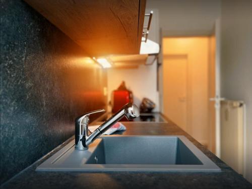 林根Appart-Haus Business Apartments的厨房水槽和柜台上的水龙头