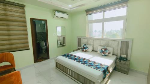 珀勒德布尔HOTEL AMAR PALACE BHARATPUR的一间卧室设有一张大床和一个窗户。