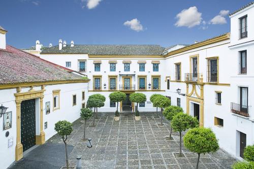 塞维利亚Hospes Las Casas Del Rey De Baeza, Seville, a Member of Design Hotels的享有带庭院的建筑外部景色