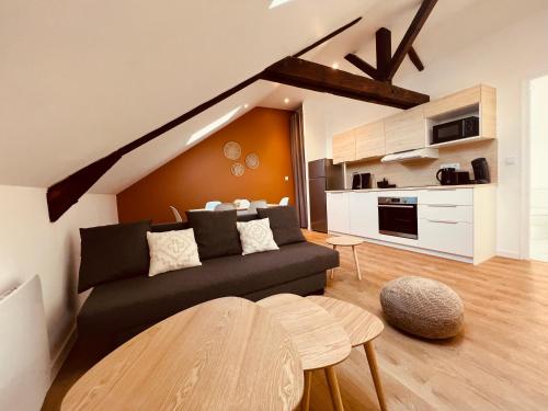 蒙吕松L'Ibiza的带沙发的客厅和厨房