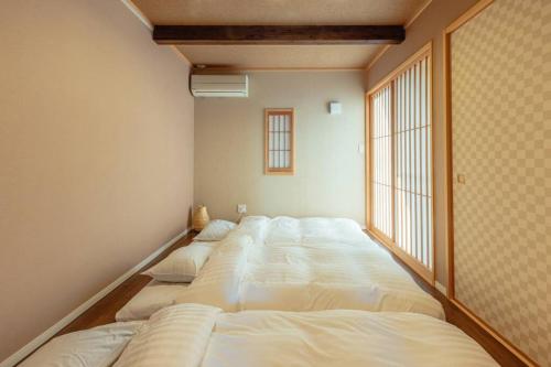 南阿苏村asoha的窗户房间里一排床