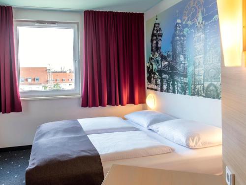 纽伦堡纽伦堡B&B酒店的一间卧室配有床和红色窗帘的窗户