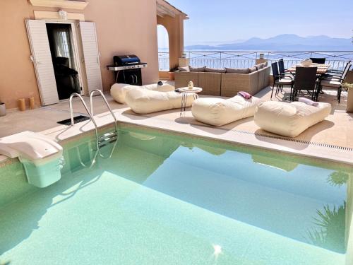 SpartýlasLuxury Villa Azur Natura with private pool by DadoVillas的旁边设有枕头的游泳池
