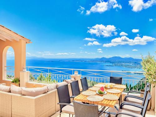 SpartýlasLuxury Villa Azur Natura with private pool by DadoVillas的一个带桌椅的海景庭院
