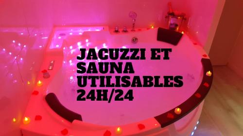 邦多勒Le Bijou Appartement avec Jacuzzi et Sauna privatif Terrasse plein sud Clim Parking Privatif的桌上有 ⁇ 虹灯和热狗