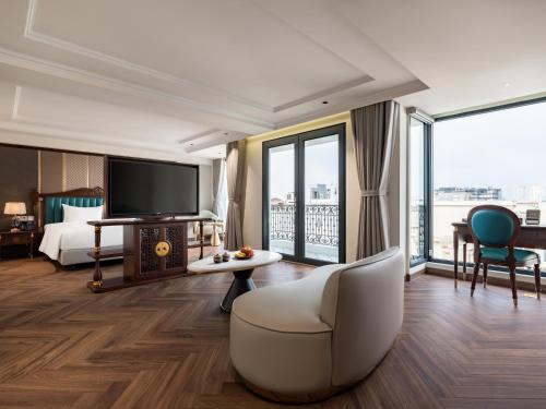 河内L'Signature Hotel & Spa的酒店客房,配有床和电视