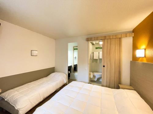 尚特皮Hotel du Parc - Chantepie的一间带两张床的卧室和一间浴室