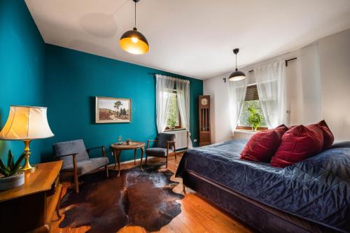 巴特埃姆斯Otto von Bismarck Apartment的卧室配有一张床和一张桌子及椅子