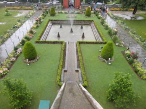 斯利那加Hotel City Way, Srinagar的花园中设有喷泉