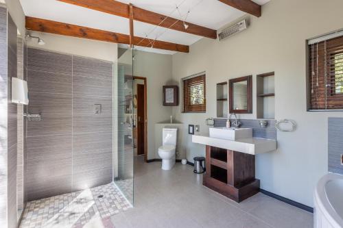克拉格斯伙火乡村酒店的带淋浴、盥洗盆和卫生间的浴室