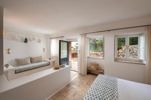 乌真托Hotel Masseria Fontanelle的白色的卧室设有床和窗户