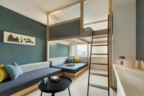 熊本OMO5 Kumamoto by Hoshino Resorts的小公寓,在客房内配有一张双层床