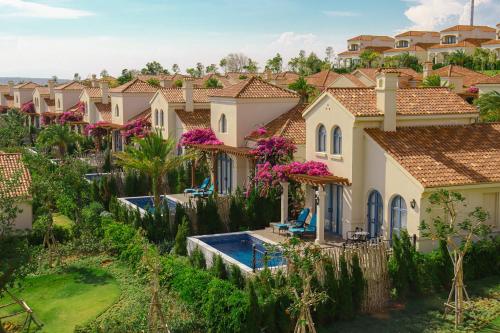 美奈Centara Mirage Resort Mui Ne的享有带游泳池的别墅的空中景致