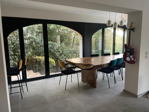 圣拉斐尔Villa familiale avec vue imprenable的一间带木桌和椅子的用餐室