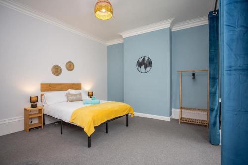 锡厄姆BayleafStay Seaham的一间卧室配有一张黄色毯子床