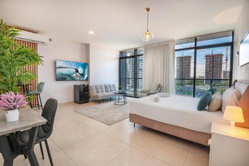 巴特亚姆Hi-Yam SeaView Apartments & Suites - יש ממ"ד的一间带大床的卧室和一间客厅