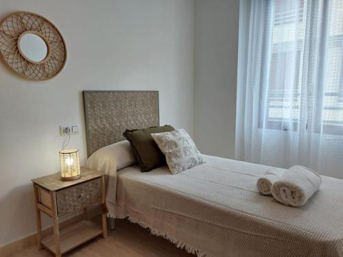 卡耐特蒂贝兰格Vistas al mar en Canet Playa WIFI的一间卧室配有一张带镜子和桌子的床