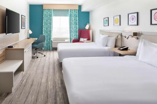 迈阿密迈阿密机场西希尔顿花园酒店的酒店客房设有两张床和一台平面电视。