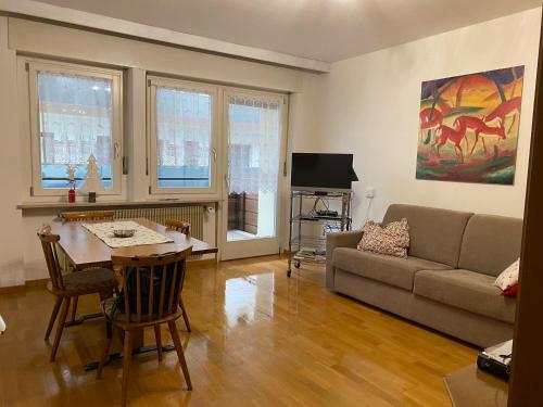 布鲁尼科Appartamento Grunwald的客厅配有沙发和桌子