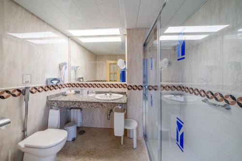 福恩吉罗拉亚拉马尔酒店 - 建议成人入住的浴室配有卫生间、盥洗盆和淋浴。