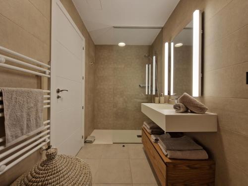 波多诺伏Piso de lujo en Canelas的一间带水槽和镜子的浴室