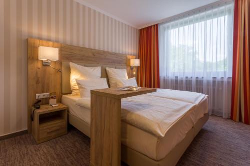 明斯特明斯特高地公园酒店的酒店客房设有床和窗户。