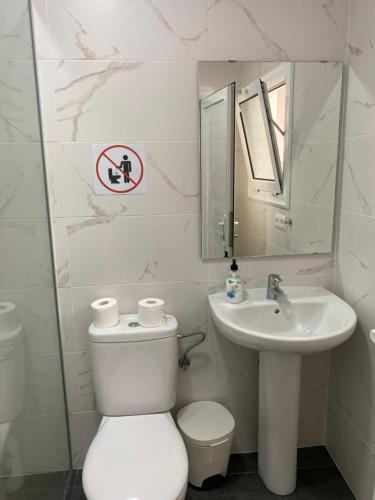 奥尔索拉Mirador del muelle house的白色的浴室设有卫生间和水槽。