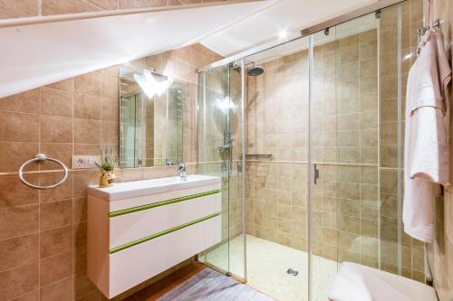 布格Buger - 3721 Mallorca的带淋浴和盥洗盆的浴室