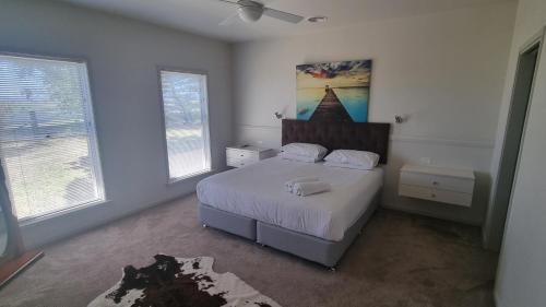巴瑟斯特505 CONROD STRAIGHT MOUNT PANORAMA的一间卧室设有一张床和两个窗户。