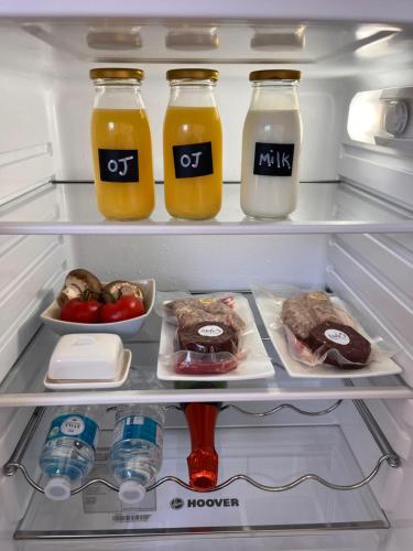 格兰瑟姆The Honeysuckle Coop的装满饮料和食物的开放式冰箱
