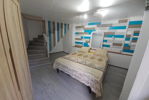 KoungouChez les Rakoto的一间卧室设有一张床和一个楼梯