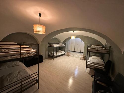 卢布尔雅那特鲁巴耶瓦54旅馆的一间设有三张双层床的客房,位于走廊